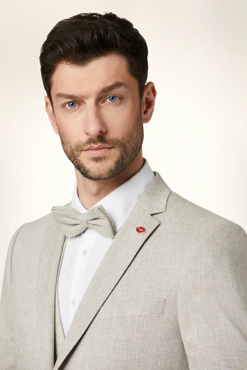 Carnet γαμπριάτικο λινό κοστούμι slim fit μπεζ — λεπτομέρεια πέτου και παπιόν